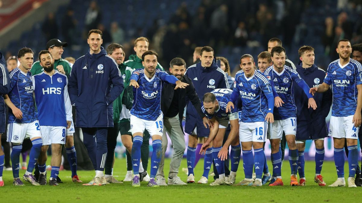 Die Schalker Mannschaft feiert den Sieg in Hannover