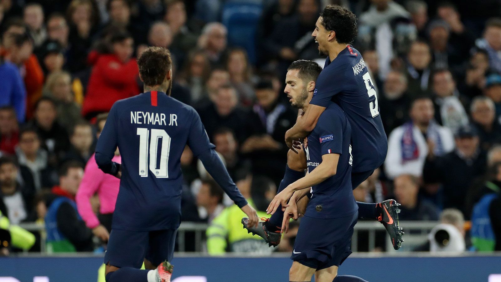 
                <strong>Borussia Dortmund - Paris Saint-Germain</strong><br>
                …denn PSG hat mit Neymar, Kylian Mbappe und Mauro Icardi einen Angriff, der jede Abwehrreihe der Welt auseinandernehmen kann. Zwar steht hinter dem Einsatz des Brasilianers noch ein Fragezeichen, doch die bisweilen launischen PSG-Stars werden in der Champions League Vollgas geben – schließlich ist es im Vergleich zur einseitigen heimischen Liga die deutlich größere Bühne.ran-Prognose: Verdammt enge Kiste, bei der die instabile BVB-Abwehr zum Knackpunkt wird. Ihretwegen wird Dortmund wohl den Kürzeren ziehen.
              