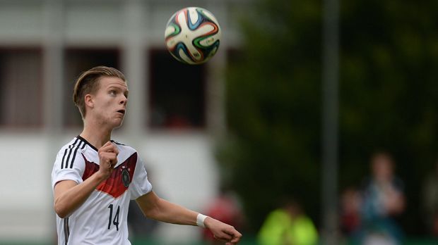 
                <strong>Abwehr: Dzenis Burnic</strong><br>
                Abwehr: Dzenis Burnic. Er gehört zum Goldenen Jahrgang von Borussia Dortmund. Der Youngster ist sowohl in der Verteidigung als auch im defensiven Mittelfeld einsetzbar. Insbesondere im Spielaufbau liegen die Stärken von Burnic.
              