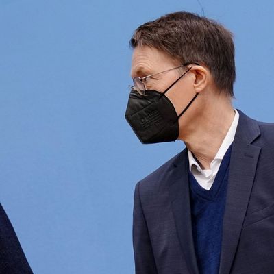 Christian Drosten und Karl Lauterbach unterhalten sich.