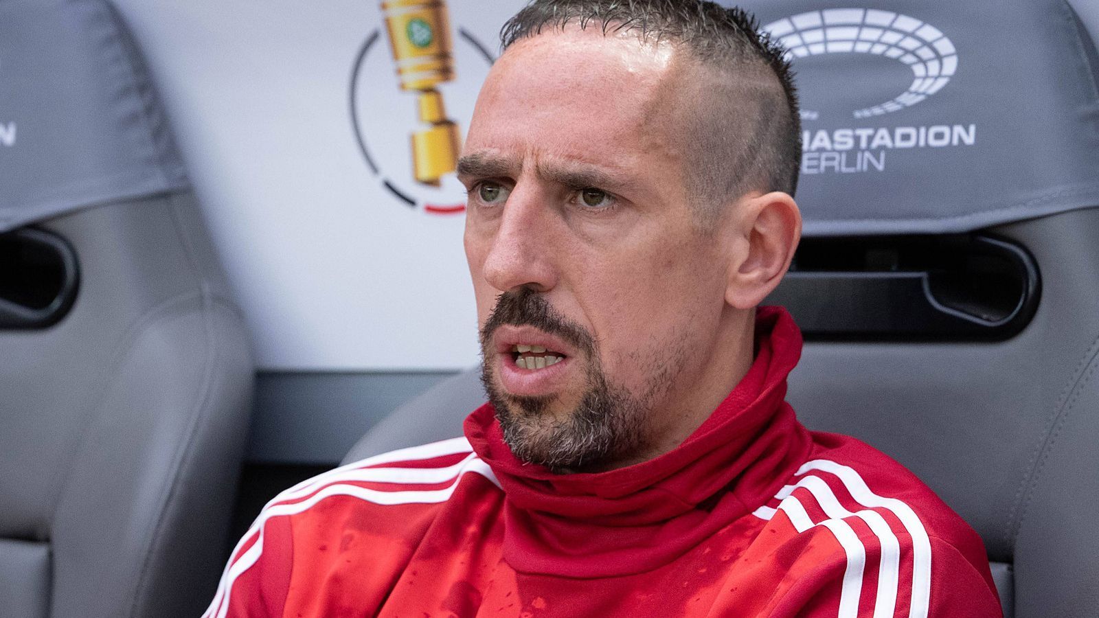
                <strong>Franck Ribery (FC Bayern München)</strong><br>
                Auch Ribery darf nochmal ran, feiert ab der 87. Minute mit. Ohne Note.
              