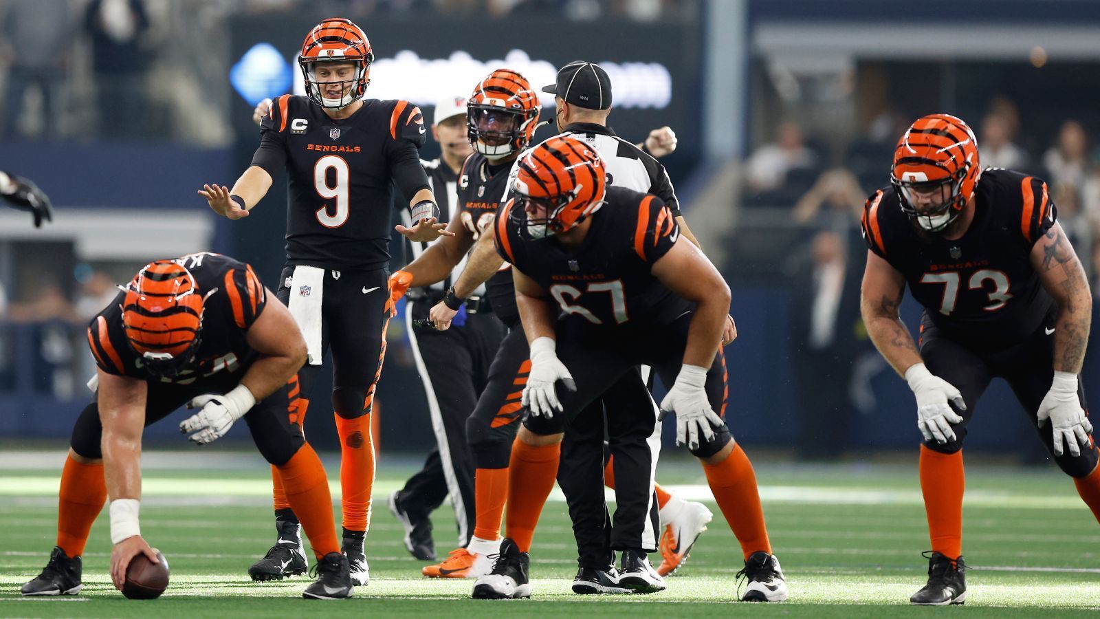 
                <strong>Verlierer: Die Offensive Line und Coaches der Cincinnati Bengals</strong><br>
                Überhaupt war es kein guter Tag für die AFC-North-Teams, auch die Cincinnati Bengals verloren als Favorit ihr Spiel bei den Dallas Cowboys (17:20). Mal wieder die Problemzone: Die Offensive Line. Die konnte ihren Quarterback Joe Burrow trotz der namhaften Verstärkungen wie La'el Collins und Alex Cappa erneut nicht beschützen, fünf Mal lag Burrow für Raumverlust am Boden. Micah Parsons, Star-Passrusher der Cowboys, kam mehrere Male ungeblockt durch. Daran sind aber auch die Coaches nicht ganz unschuldig, der beste Spieler der gegnerischen Defense sollte eigentlich die erste Priorität für Offensive Coordinator Brian Callahan sein. Man sieht bei mehreren Plays, dass das nicht der Fall war. In Cincinnati muss man sich nach dem Auftritt im Super Bowl hinterfragen.
              