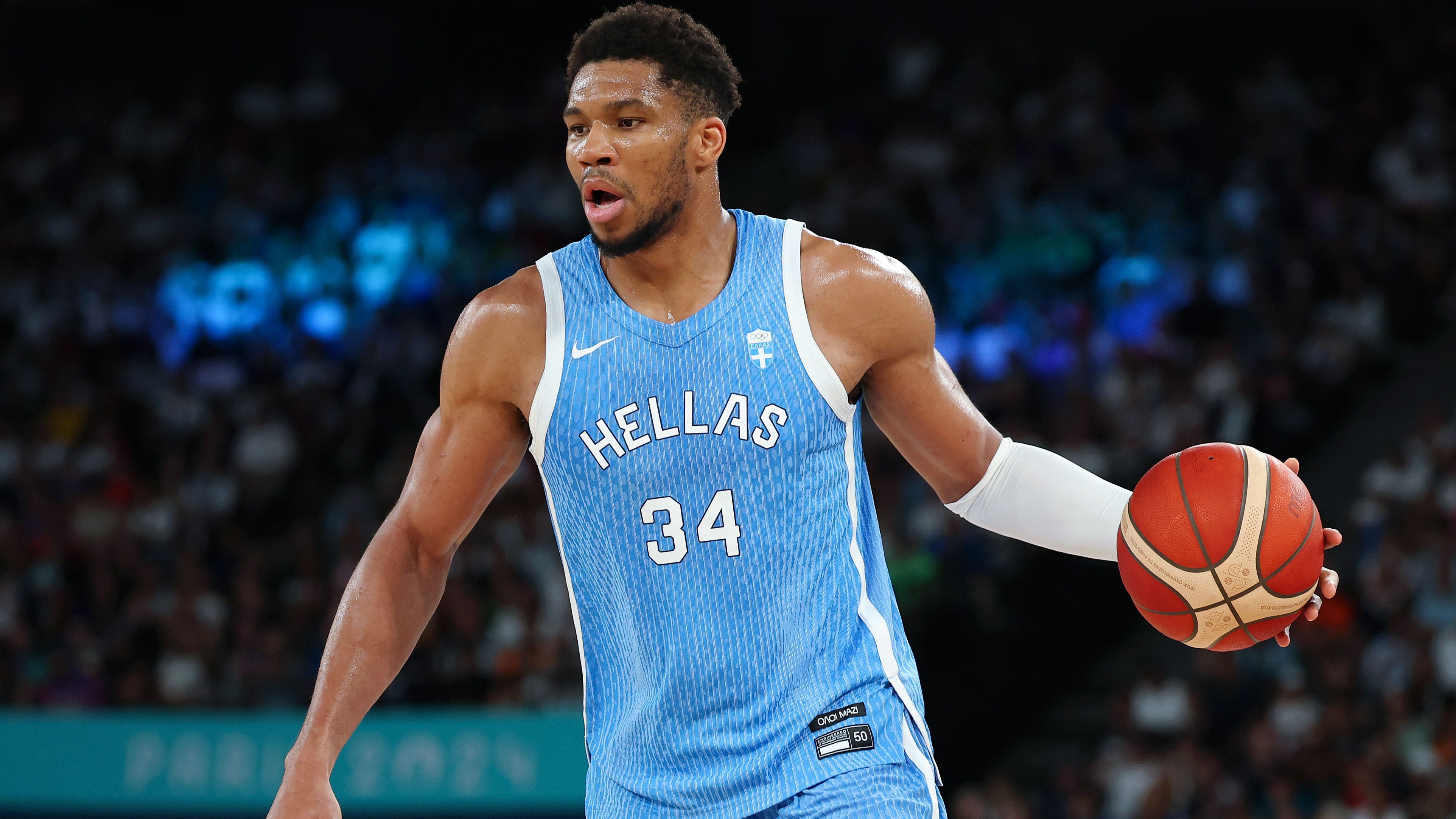 <strong>Giannis Antetokounmpo (Griechenland/30)</strong> <br>Bei der Basketball-EM 2022 glänzte der "Greek Freak", legte im Schnitt 29,3 Punkte und 8,8 Rebounds auf. Doch im Viertelfinale von Berlin kam gegen Deutschland das viel zu frühe Aus für die stolze Basketballnation, seit 2009 (Bronze) haben die Griechen es nicht mehr ins Halbfinale geschafft.<br> Antetokounmpo soll sein Team nun im nächsten Versuch nach oben führen - mit seiner Athletik, seiner Spannweite, seiner Wucht, seinem Wurf. ...