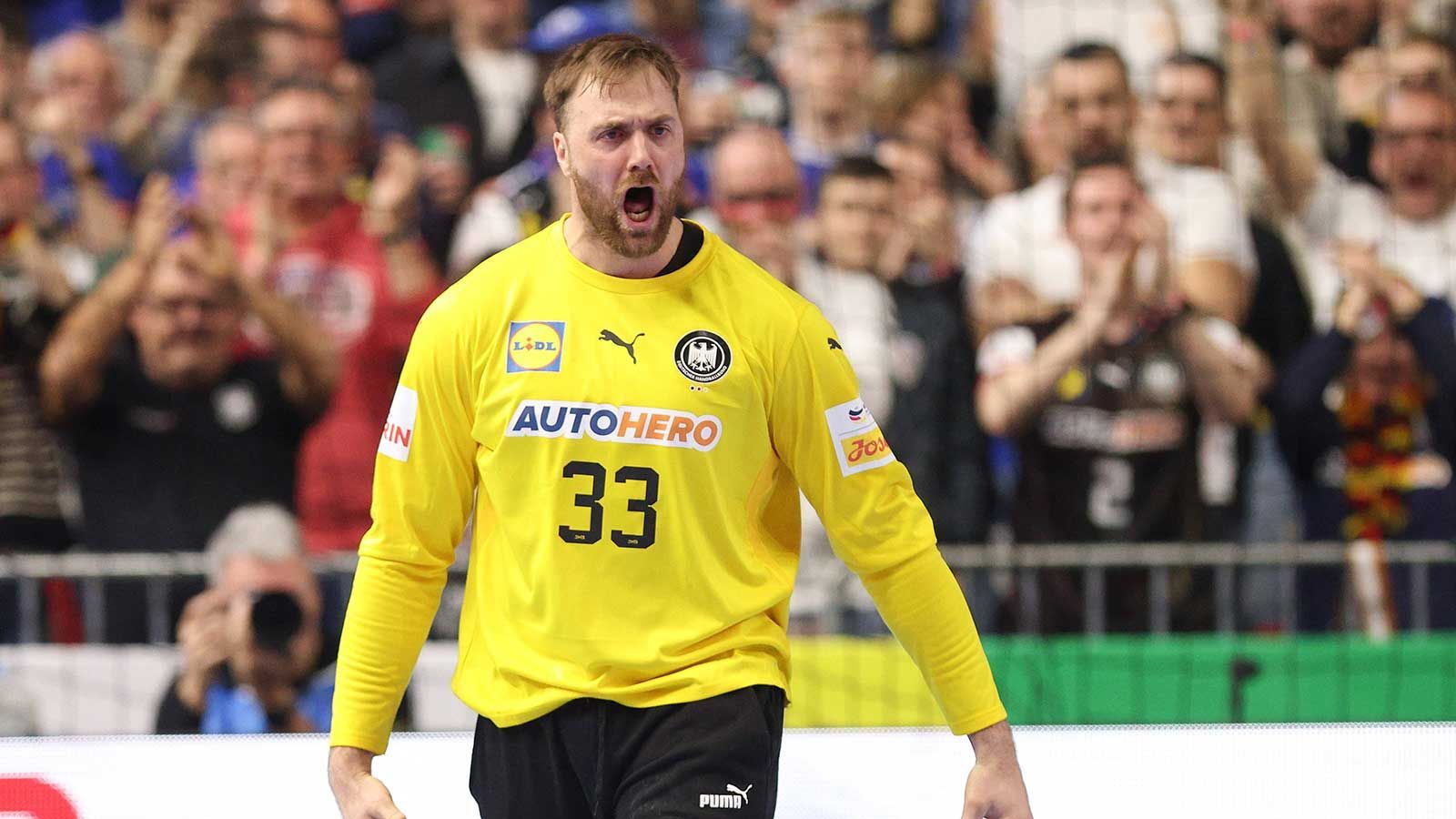 <strong>Andi Wolff zieht Island den Zahn
</strong><br>Das Trio von Bundesliga-Spitzenreiter Magdeburg aus Smarason, HBL-MVP Gisli Kristjansson (im Bild) und Magnusson sowie Altstar und Kiel-Legende Palmarsson machte dem DHB-Team schwer zu schaffen, scheiterte jedoch an einem überragenden Andreas Wolff, der Deutschland in der Crunch Time mit zahlreichen Paraden (13) und zwei gehaltenen Siebenmetern rettete (<a href="https://www.ran.de/sports/handball/em/galerien/handball-em2024-deutschland-gegen-island-die-noten-der-dhb-stars-346798">die Noten der DHB-Stars gegen Island</a>).