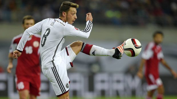 
                <strong>Mesut Özil</strong><br>
                Mesut Özil: Der Arsenal-Spielmacher leitet beide deutschen Treffer ein. Erst holt er den Elfer per Dribbling heraus, dann findet er Kruse mit einem Zuckerpass. Klarer Aufwärtstrend zum Irland-Spiel! ran-Note: 3.
              