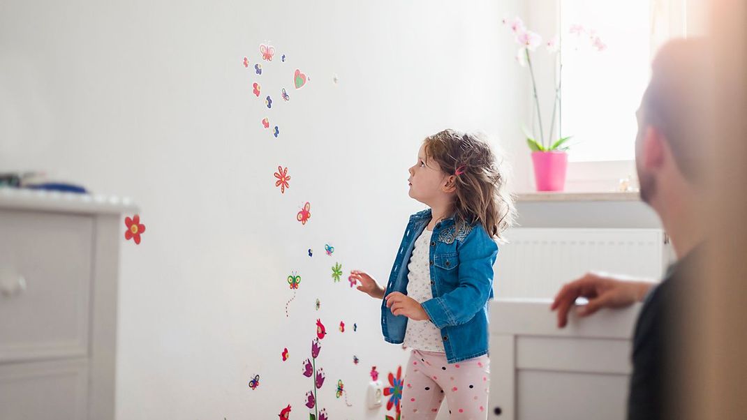 In Minutenschnelle flattert und blüht es auf der Kinderzimmer-Tapete: So easy lassen sich Wand-Tattoos anbringen!