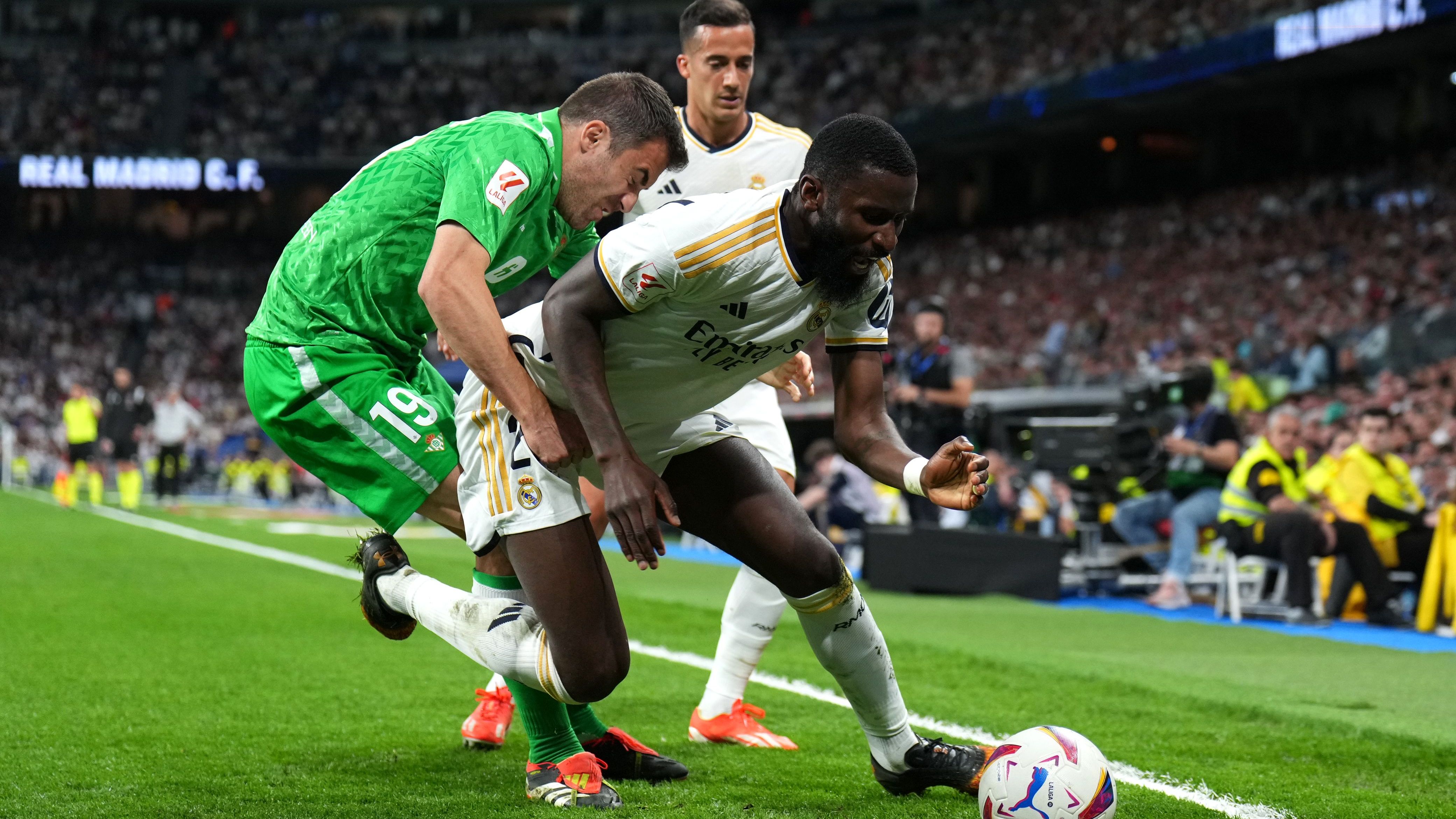 <strong>Antonio Rüdiger (Real Madrid)</strong><br>Überragendes Spiel des deutschen Nationalspielers, der hinten alles wegräumt und sich kriegerisch in jeden Ball wirft. In der Luft etwas anfällig, am Boden aber unbezwingbar. Auch im Passspiel eine sichere Bank. <strong><em>ran</em>-Note: 2</strong>