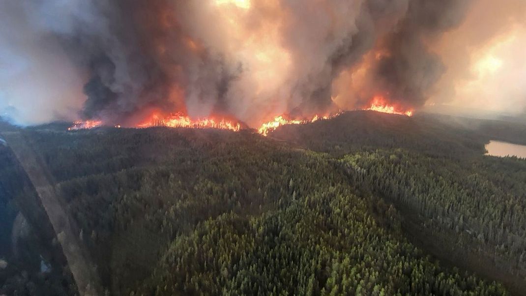 Dieses von der Regierung von Manitoba zur Verfügung gestellte Foto zeigt Waldbrände in Sherridon, Kanada. 