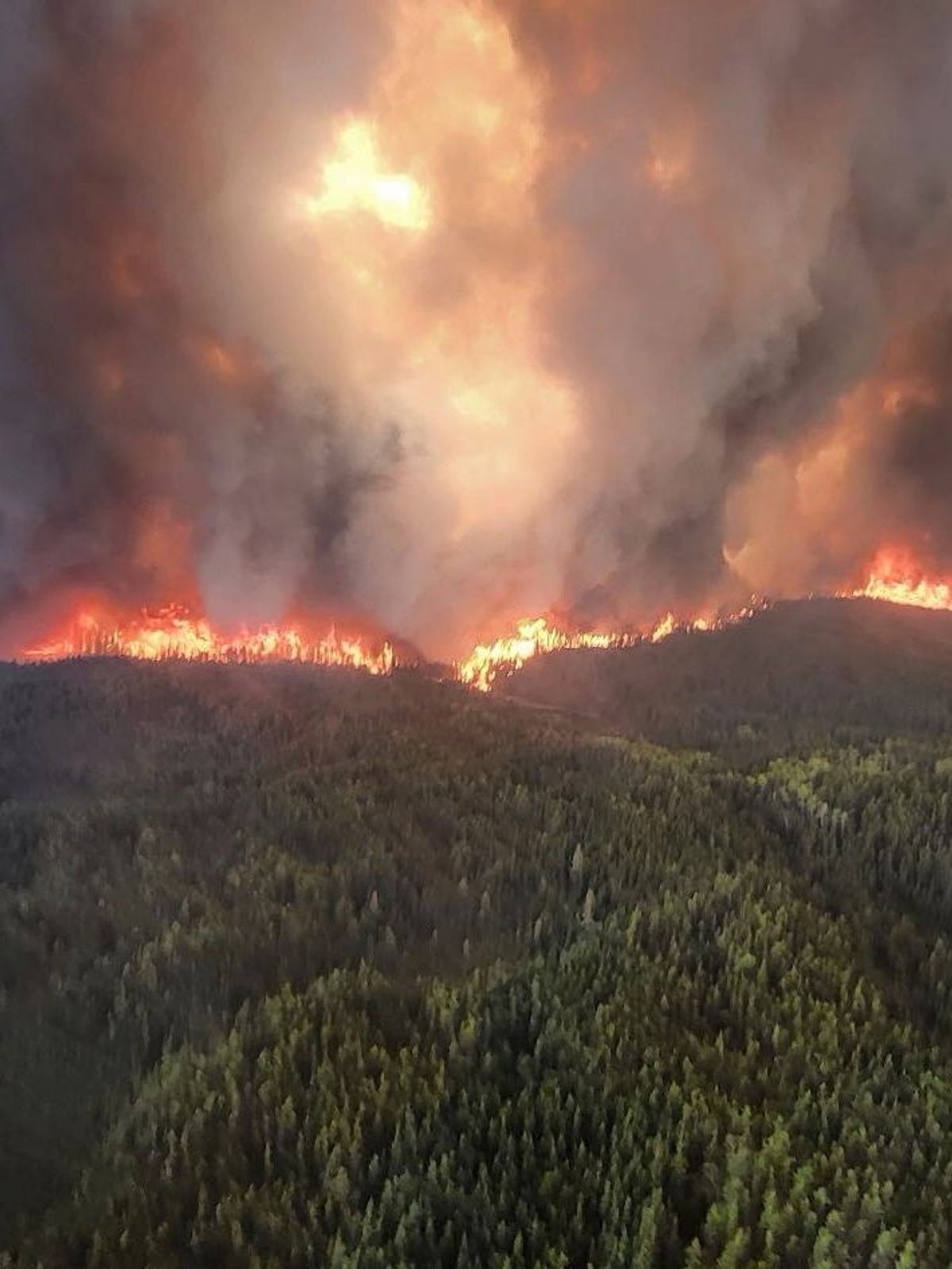 Dieses von der Regierung von Manitoba zur Verfügung gestellte Foto zeigt Waldbrände in Sherridon, Kanada. 