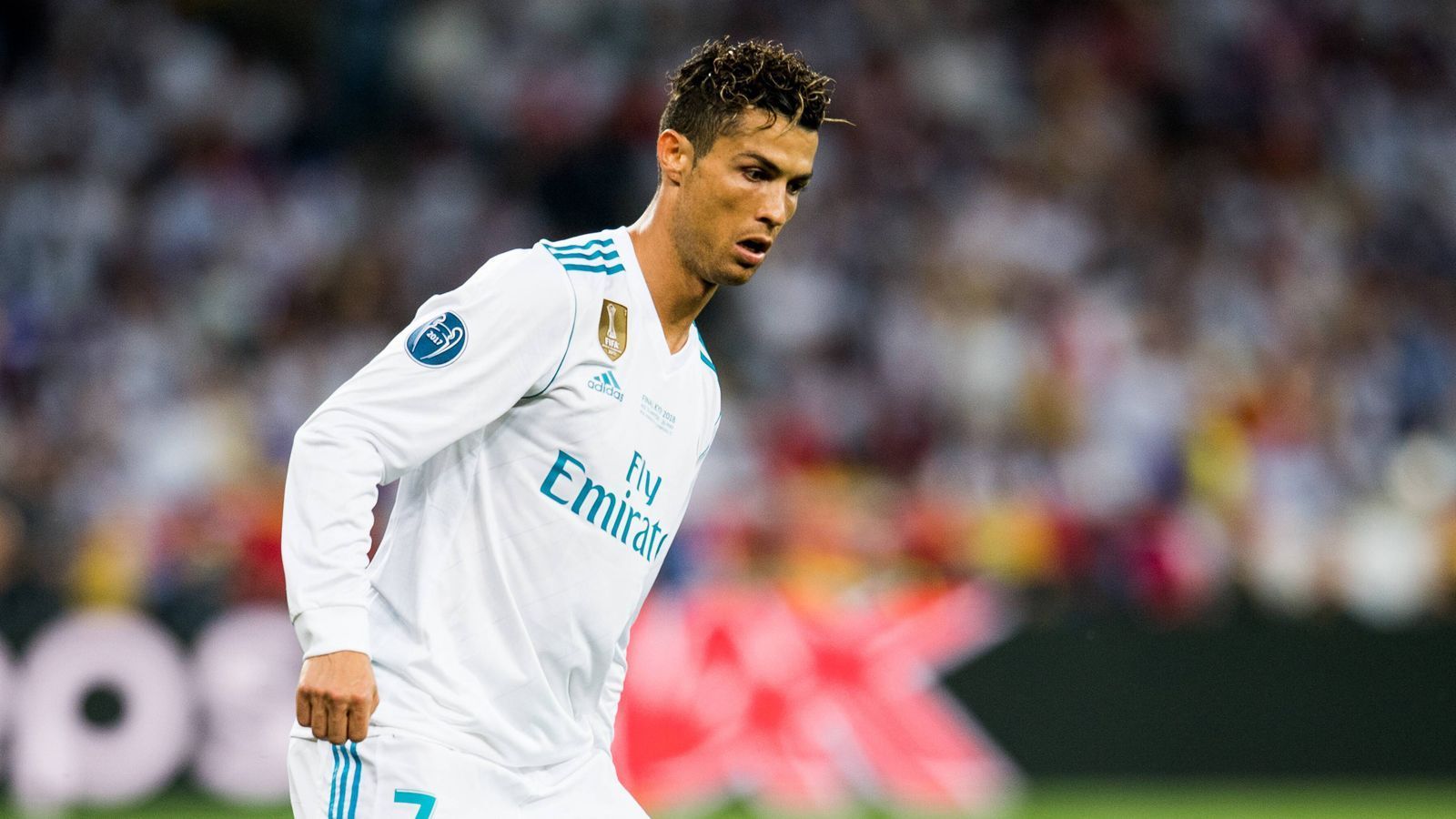 
                <strong>USA</strong><br>
                Nike würde sich freuen, Ronaldo könnte in der Major League Soccer ordentlich abkassieren und sich in der sportlich eher zweitklassigen Liga austoben. Doch angesichts des Niveaus, das er noch an den Tag legt, erscheint ein Wechsel zu diesem Zeitpunkt unwahrscheinlich. Ronaldo hatte sich zuletzt auch bei Luiz Felipe Scolari nach dem Fußball und dem Leben in China erkundigt. Wenn Scolari halbwegs ehrlich war, dürfte China nicht in Frage kommen.
              