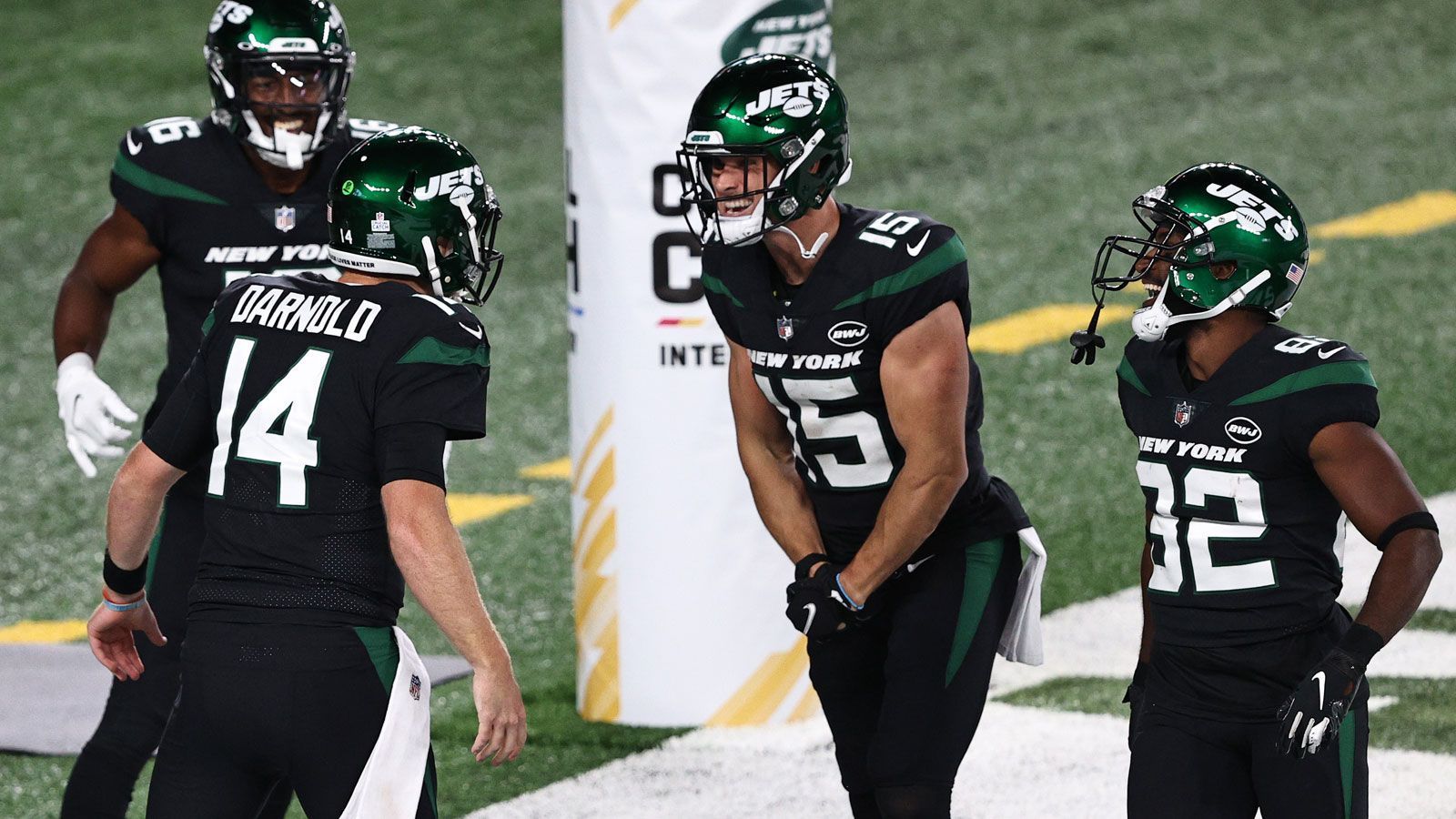 
                <strong>New York Jets</strong><br>
                Die Jets haben kurz vor dem letzten Spieltag den ersten positiven Corona-Test erhalten. Betroffen ist Running Back La'Mical Perine. Damit ist er auch der einzige Spieler auf der Covid-19-Liste, auf der sich zuletzt auch Tight End Ryan Griffin befand. Auf dieser fanden sich zwischenzeitlich auch D-Liner Folorunso Fatukasi, Tight End Ross Travis, Defensive Backs Shyheim Carter und Bryce Hall sowie die Linebacker Ahmad Gooden und James Burgess wieder. Ein Spieler wurde im Oktober positiv getestet, der Test stellte sich jedoch als falsch heraus.
              