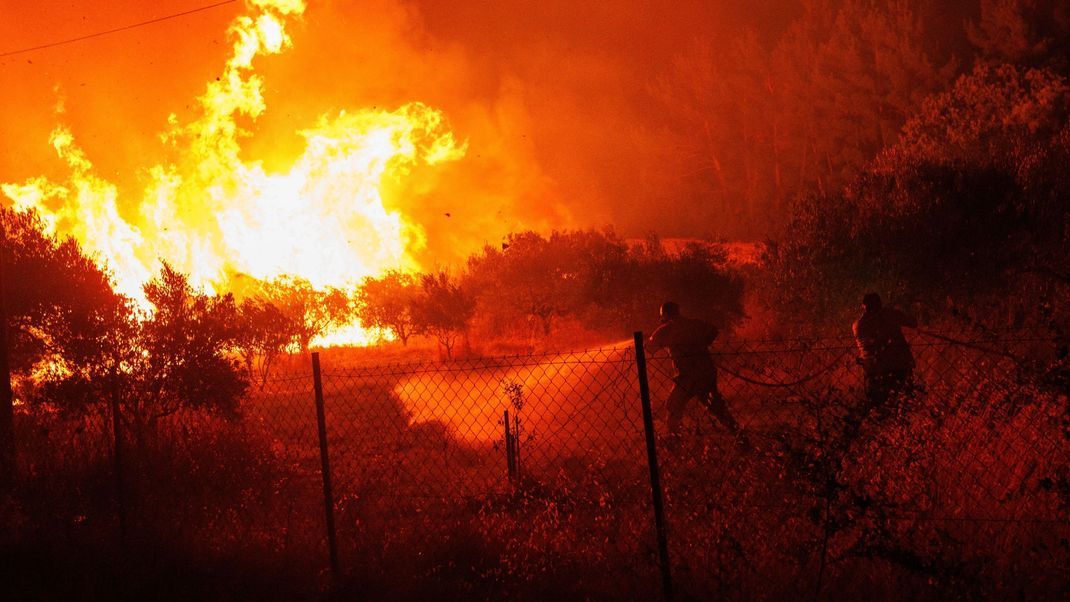 Griechenland, Avantas: Feuerwehrleute versuchen, die Flammen in einem Wald im Dorf Avantas in der Nähe der Stadt Alexandroupolis in der nordöstlichen Region Evros zu löschen. 