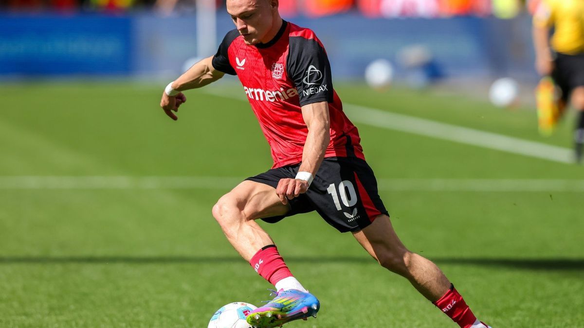 Florian Wirtz für Bayer Leverkusen am Ball