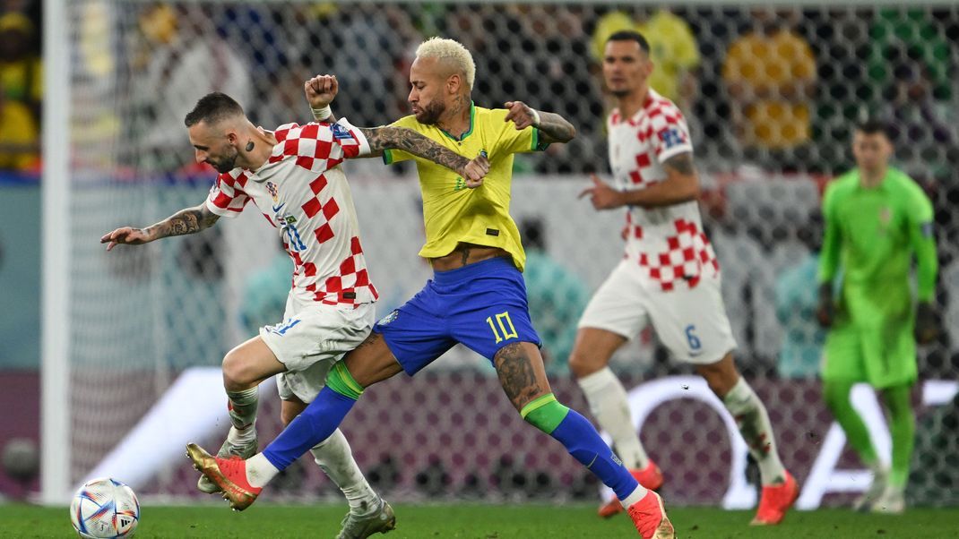 Brasiliens Neymar spielt gegen Kroatiens Marcelo Brozovic (l).