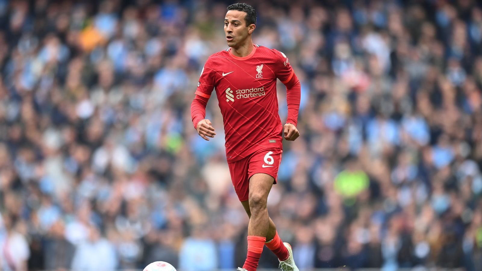 
                <strong>Mittelfeld: Thiago (FC Liverpool)</strong><br>
                Liverpools Passmaschine Thiago war schon bei den Bayern jahrelang ein absoluter Leistungsträger und ist dies nun auch in seinem zweiten Jahr auf der Insel. Der Spanier erzielte in der Premier League zwar nur ein Saisontor, leitete aber vier Tore direkt ein und unzählige weitere Chancen durch seine geniale Passtechnik.
              