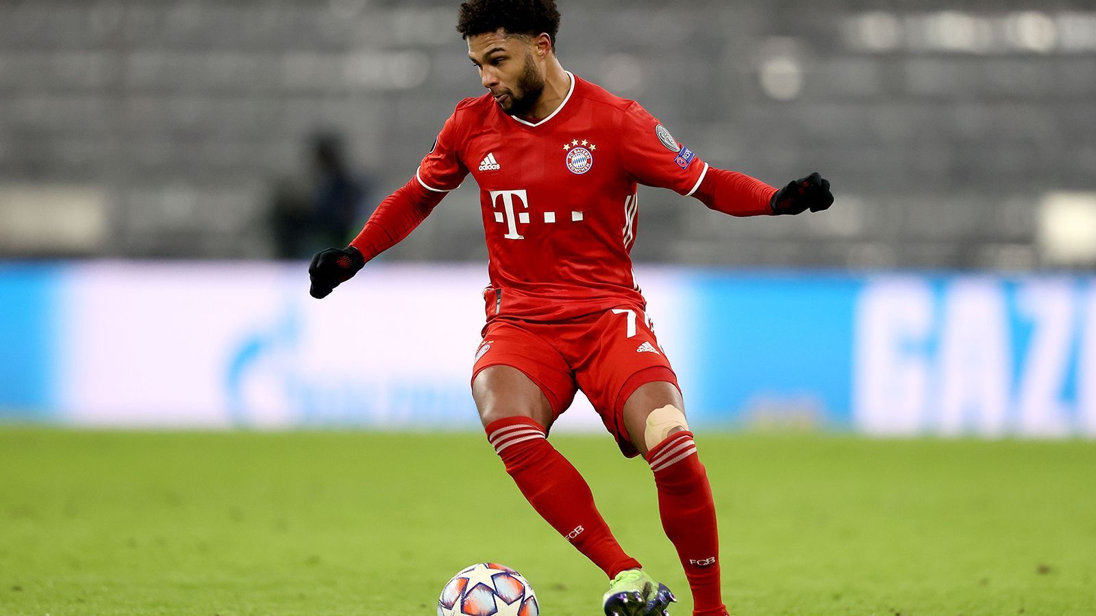 
                <strong>Serge Gnabry</strong><br>
                Rückt für Müller nach dessen positivem Corona-Test auf die Zehn. Rotiert aber durchgehend mit Coman und Sane. Leitet schon in der 5. Minute die erste Chance ein, als er Sane rechts schickt, dessen Hereingabe Coman in die Arme von Guzman befördert. Auch an der vielleicht besten Bayern-Chance in der ersten Halbzeit beteiligt, als er aus der eigenen Hälfte startend Davies perfekt in Szene setzt, der aber nicht den Abschluss sucht. Oft gedankenschnell wie auch in der 34. Minute bei einer schnell ausgeführten Ecke, nach der Sane halblinks im Strafraum das Lattenkreuz trifft. In der 51. Minute hat er die Führung nach Alabas Vorarbeit selbst auf dem Fuß, verzieht aber. In der 64. Minute für Tolisso ausgewechselt. ran-Note: 2
              