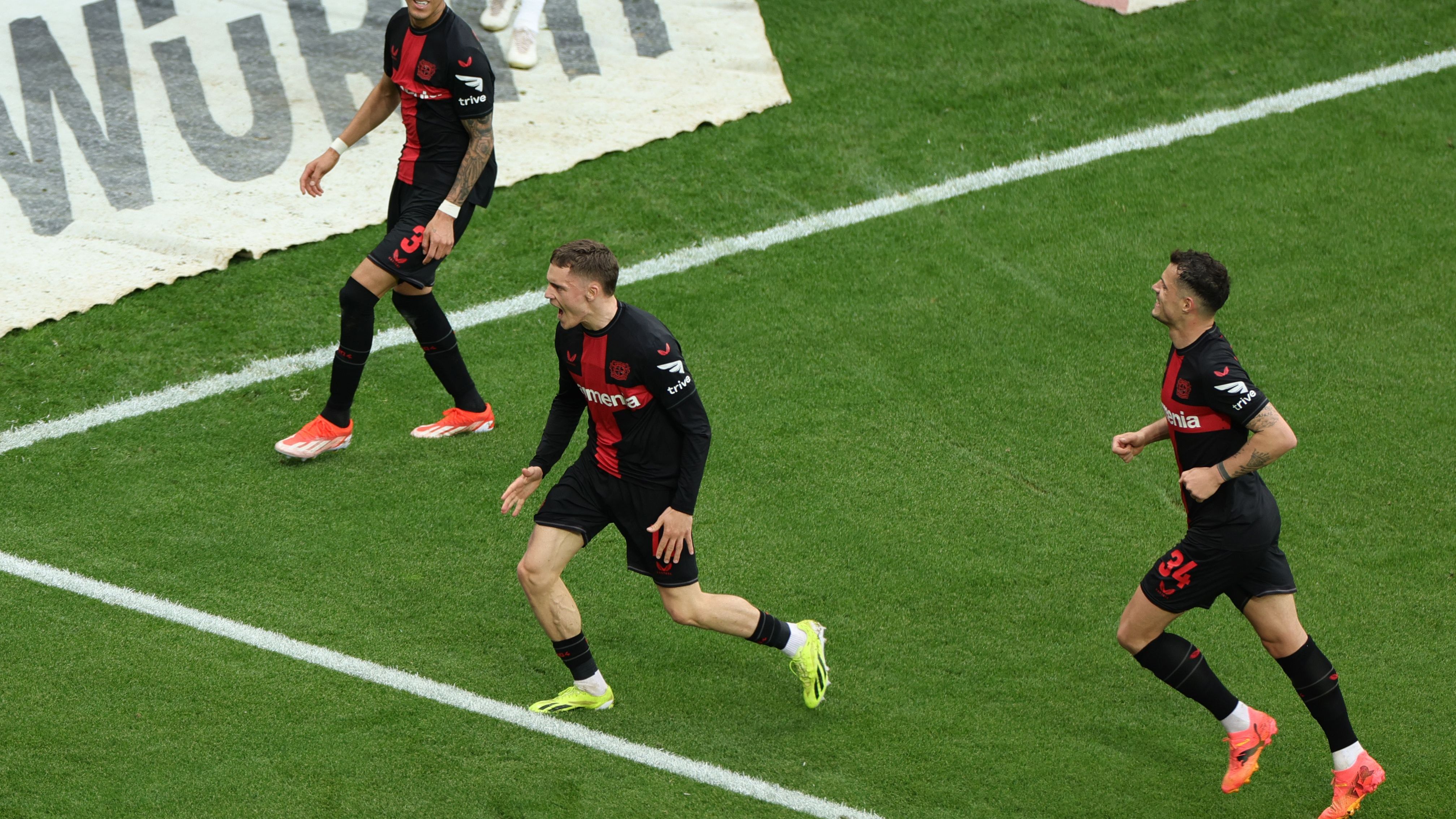 <strong>Blick (Schweiz)</strong><br>Leverkusens Meistertitel ist gleich mehrfach historisch. Bayer Leverkusen krönt sich fünf Runden vor Schluss erstmals zum Deutschen Meister. Das 5:0 gegen Bremen ist das 43. Saisonspiel ohne Niederlage.