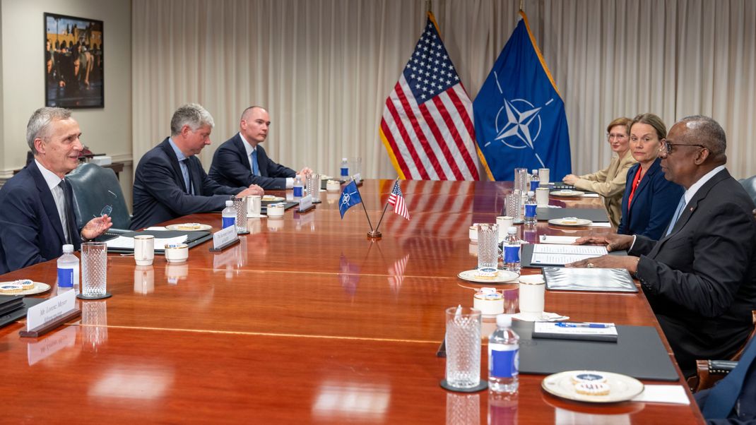 Lloyd Austin (r.), Verteidigungsminister der USA, trifft Jens Stoltenberg (l.), Generalsekretär der NATO, im Pentagon.&nbsp;