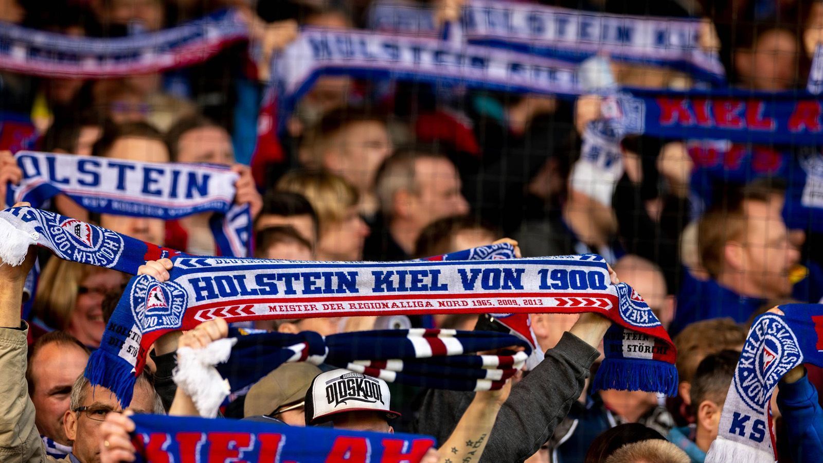 
                <strong>Platz 10: Holstein Kiel</strong><br>
                Verkaufte Dauerkarten: 
              