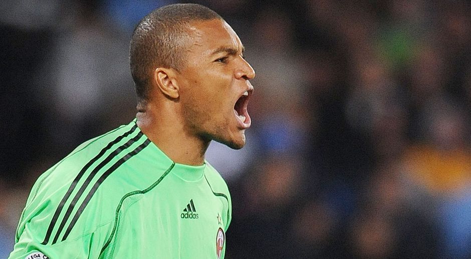 
                <strong>Dida</strong><br>
                Torwart: Dida - Spielte von 2000 bis 2010 für Milan. Der brasilianische Torwart bleibt vielen Fans in Erinnerung als einer der besten Keeper der vergangenen Jahrzehnte. Festzuhalten ist aber auch, dass der Klub nie über einen exzellenten Schlussmann verfügte - bis jetzt. Gianluigi Donnarumma steht längst in den Startlöchern.
              