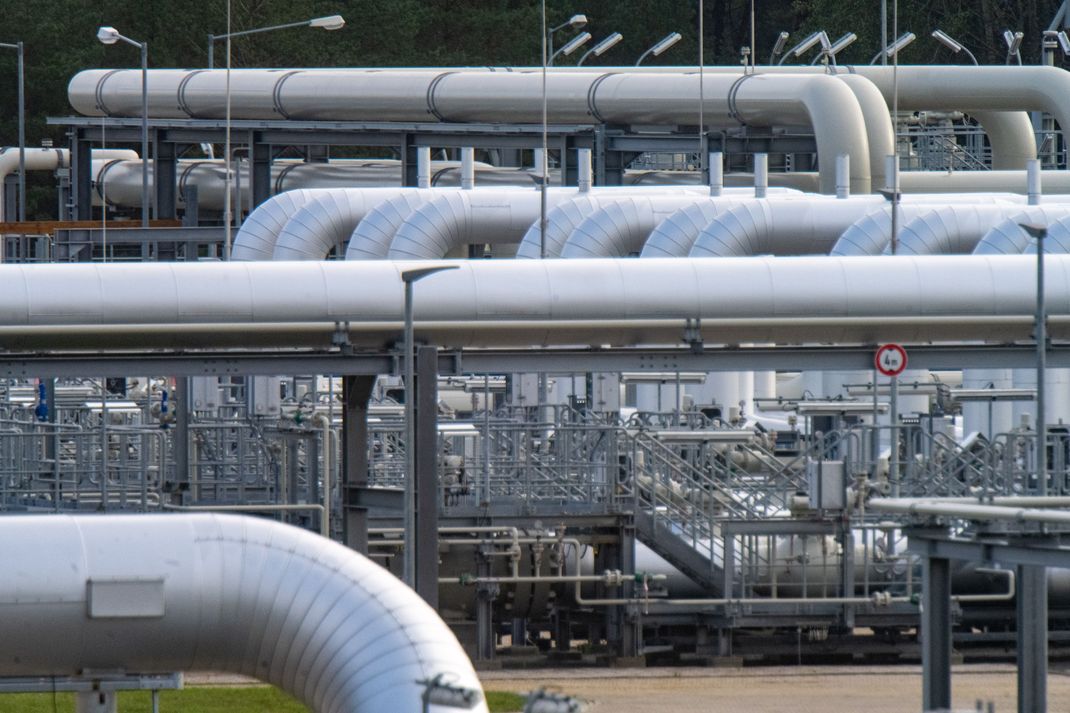 Rohrsysteme und Absperrvorrichtungen in der Gasempfangsstation der ehemaligen Ostseepipeline Nord Stream 2 - die Pipeline wurde im September 2022 entscheidend beschädigt.