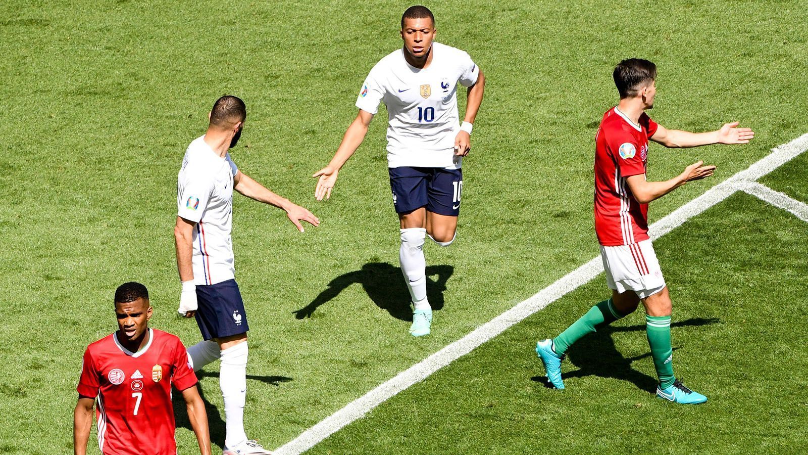 
                <strong>Torvorlage nach Ungarns Ecke</strong><br>
                In der 65. Minute erhält Ungarn einen Eckball, den die Franzosen aber abwehren können. Torhüter Hugo Lloris schlägt den Ball weit ab und auf der rechten Seite kann Mbappe sich mit seinem Tempo sowie seinem körperlichen Geschick behaupten. Er spielt den Ball in die Mitte, wo er von Willi Orbans Fuß zu Antoine Griezmann springt, der den Ball zum Ausgleich ins Netz schießt. In der 82. Minute hat Mbappe die beste Chance in Hälfte zwei. Nach einer Kombination von Griezmann und Olivier Giroud kommt der Ball zu ihm, doch sein Distanzhammer wird entschärft. 
              