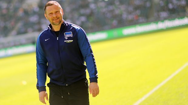 
                <strong>Pal Dardai (Hertha BSC)</strong><br>
                Der Ungar Pal Dardai kam 1997 als 20-Jähriger von Budapesti VSC zu Hertha BSC und blieb bis zu seinem Karriereende 2012 in Berlin. Schon während seines letzten Jahres als Aktiver stieg Herthas Rekordspieler (373 Einsätze) parallel ins Trainergeschäft ein, machte im Nachwuchs erste Erfahrungen. Seit Februar 2015 hat der 42-Jährige als Cheftrainer übernommen. Durch seine gute Arbeit führte Dardai seinen einstigen Klub zuletzt zwei Mal in Folge in die Europa-League-Ränge - und schon die nächste Dardai-Generation heran. Im Laufe der Saison durfte Sohn Pal unter Vater Pal sein Profi-Debüt geben. Nach zuletzt zwei erfolgreichen Jahren, muss Coach Dardai in der laufenden Saison wohl mit einem Mittelfeldplatz leben. Nach 29 Spielen liegen die Berliner auf Platz 10 der Bundesliga-Tabelle. 
              