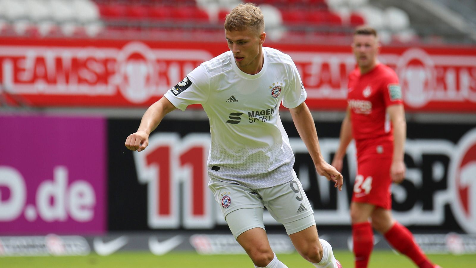 
                <strong>Fiete Arp</strong><br>
                Ähnlich wie Cuisance, so kam auch das einstige HSV-Wunderkind Fiete Arp im Sommer 2019 mit großen Vorschusslorbeeren an die Isar, der 20-Jährige wartet aber immer noch auf den Durchbruch beim deutschen Rekordmeister. Vielmehr wurde der Ex-Hamburger bislang in der 3. Liga bei den Bayern-Amateuren "geparkt", weil bei den Profis kein Platz für den dreimaligen Saisontorschützen der 3. Liga zu sein scheint. "Er soll in dieser Mannschaft spielen können, bis dahin ist es aber noch ein weiter Weg. Wir unterstützen ihn aber", sagte FCB-Coach Flick im März zur Situation von Arp. Letztlich blieb Talent Arp aber über die gesamte Saison hinweg ohne Einsatz unter ihm. Laut "tz" sollen mittlerweile die Zweifel an Arps Bayern-Tauglichkeit bei den Verantwortlichen immer größer werden. Arp könnte wohl im Sommer verliehen werden, dabei könnte aber das angebliche Jahresgehalt in Höhe von fünf Millionen Euro zu ein Stolperstein werden. 
              