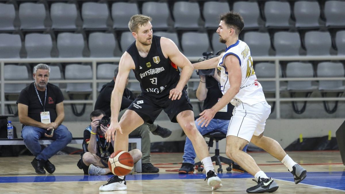 Gab sein Debüt: Till Pape (l.)