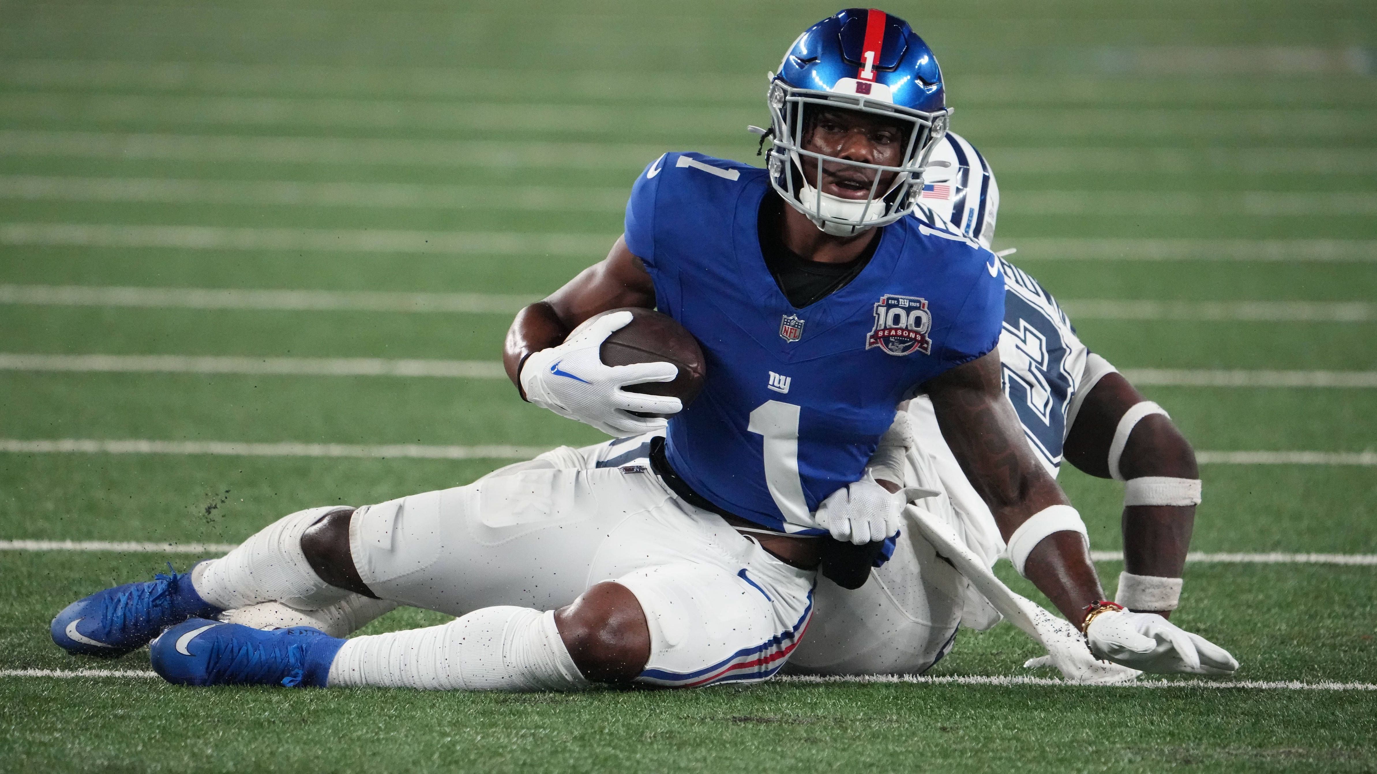 <strong>Malik Nabers (New York Giants)</strong><br>Im Duell mit den Dallas Cowboys erwischte es allerdings auch einen Giants-Star. Bei den "G-Men" musste nur ein Play nach Parsons Wide Receiver Malik Nabers mit einer Gehirnerschütterung die Partie verlassen. Er blieb noch kurz an der Seitenlinie, ehe es auch für ihn in die Umkleidekabine ging.