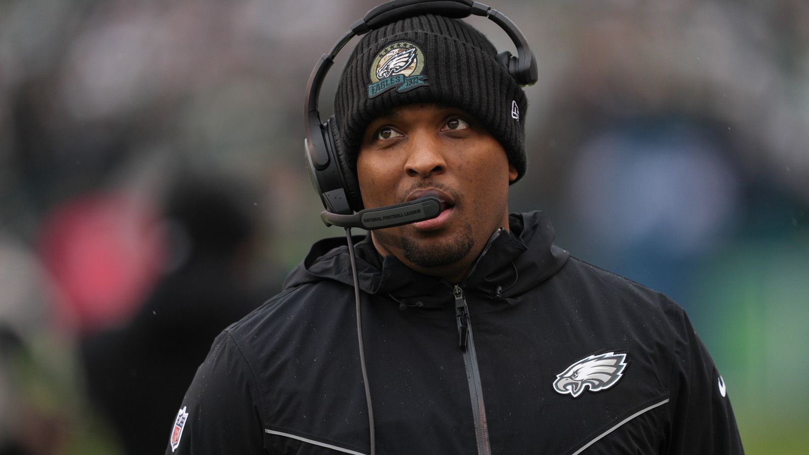 
                <strong>Brian Johnson (Philadelphia Eagles)</strong><br>
                Topkandidat für den Posten des Offensive Coordinators soll Brian Johnson sein. Der Quarterback Coach hat diesen Posten bei den Philadelphia Eagles seit zwei Jahren inne und ist der engste Vertraute von Jalen Hurts und direkt beteiligt an dessen Entwicklung. Johnson gilt als logischste Wahl für einen hausinternen Nachfolger. Zumal er Berichten zufolge bereits Angebote als Offensive Coordinator bei anderen Teams bekam und schon zu Interviews geladen wurde. Sollten die Eagles dem Coach keine Beförderung anbieten, könnte Johnson im schlimmsten Fall auch noch weiterziehen. 
              