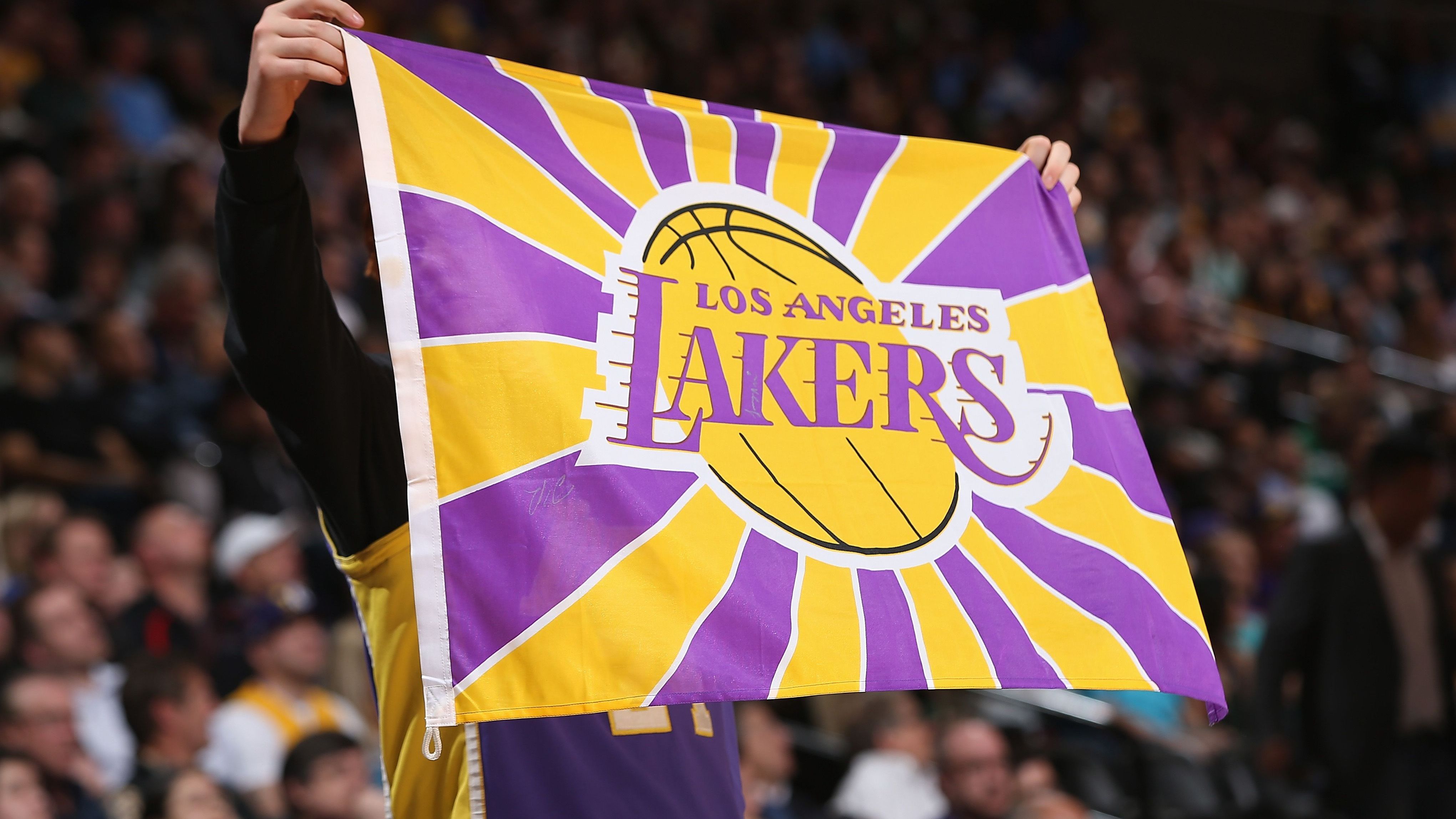 <strong>Los Angeles Lakers</strong><br>Ziemlich unpassend ist dagegen der Name der deutlich berühmteren Franchise in Los Angeles: Denn als Seenparadies ist die Stadt nun wirklich nicht bekannt. Den Namen haben die Lakers aus Minnesota, dem "Land der 10.000 Seen", übernommen, von wo das Team 1960 nach Kalifornien zog. Weil der Name bereits seit 1946 NBA-Tradition hatte, wurde er nach der Relocation beibehalten.
