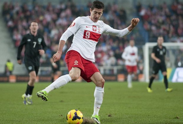 
                <strong>Polen (drei EM-Teilnahmen)</strong><br>
                Am meisten zu beachten sind sicher die Polen um das Dortmunder Trio Robert Lewandowski (Foto), Jakub Blaszczykowski und Lukasz Piszczek. Unser Nachbar will zum vierten Mal insgesamt und zum dritten Mal nacheinander zu einer Europameisterschaft fahren.
              