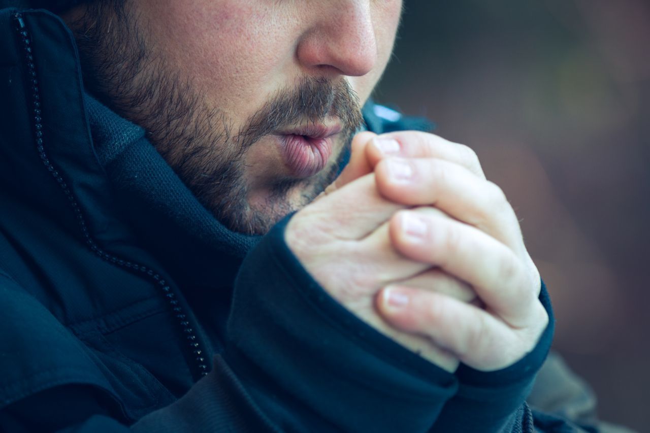 Eine Diät im Winter solltest du dir gut überlegen: Verzichtest du nämlich auf Kohlenhydrate, fröstelst du leichter. Der Grund dafür ist die fehlende, schnell verfügbare Energie, die der Körper braucht, um aufzuheizen.