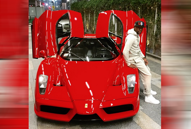 
                <strong>Mayweathers Autos</strong><br>
                "Den Wert meines Ferraris kann man nur schätzen" – prahlt Mayweather beim Posieren neben dem Enzo Ferrari im klassischen Rot.
              
