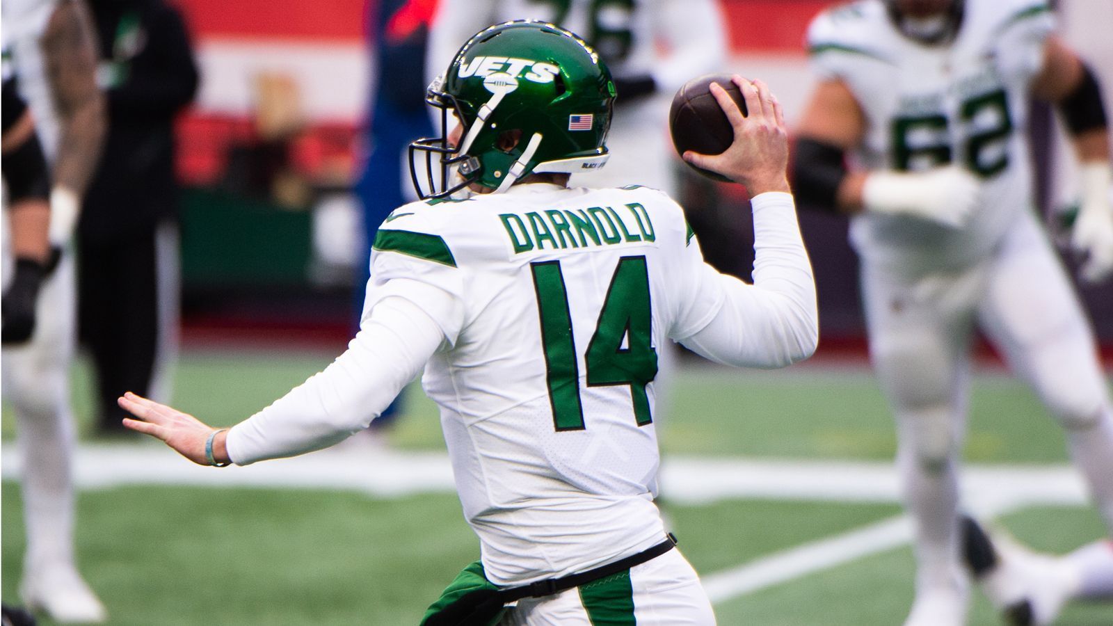 
                <strong>New York Jets</strong><br>
                Die Zeit von Adam Gase in New York ist vorbei und mit Robert Saleh wurde ein guter Ersatz gefunden. Mit dem neuen Trainerstab dürfte auch ein neuer Quarterback kommen. Zwar sagte Saleh bei seiner Vorstellung, dass er "ungenutztes Potenzial" in Sam Darnold (Bild) sehe, doch dies dürfte wohl nur Taktik sein, um den Trade-Preis für Darnold hochzutreiben. Schließlich picken die Jets im kommenden Draft an der zweiten Stelle und angesichts des großen Pools an Talenten wäre es fast fahrlässig, diese Chance ungenutzt zu lassen.
              
