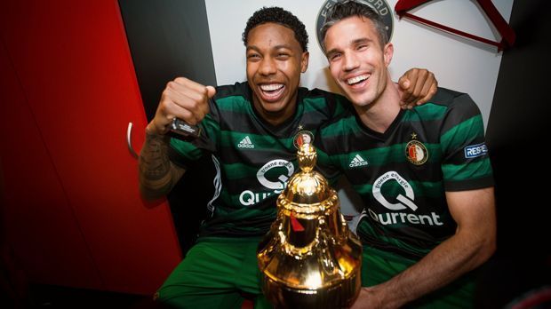 
                <strong>Niederlande - Feyenoord Rotterdam</strong><br>
                In der Eredivisie hat Feyenoord Rotterdam die Titelverteidigung ganz klar verpasst, wurde nur Vierter. Im niederländischen Pokal klappte es jedoch mit dem erneuten Triumph. Durch einen 3:0-Sieg im Endspiel gegen AZ Alkmaar, sicherte sich Feyenoord den Titel im sogenannten Toto KNVB Beker. Robin van Persie (re.) erzielte im Finale gegen Alkmaar den Treffer zum zwischenzeitlichen 2:0 für den Traditionsklub aus Rotterdam, der den niederländischen Pokal zum 16. Mal holte.
              