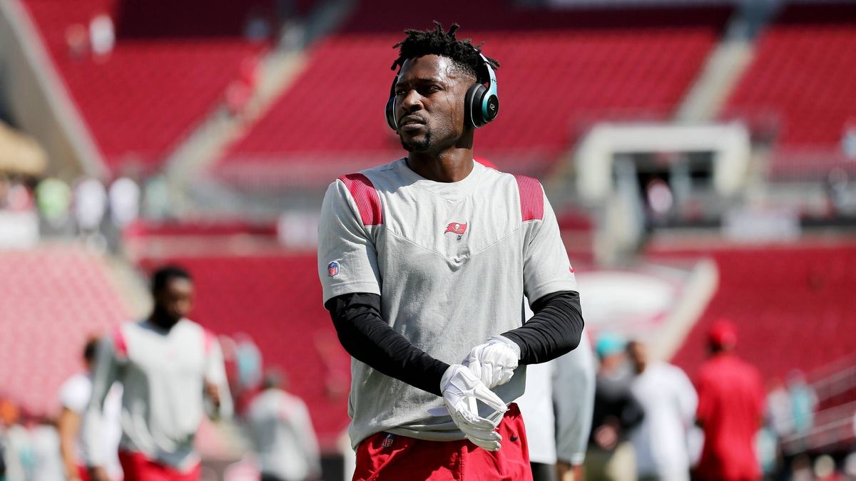 December 1, 2022: Former Bucs receiver Antonio Brown hasn t played in the NFL, American Football Herren, USA since his release by the Bucs on Jan. 6, four days after his bizarre sideline departure ...
