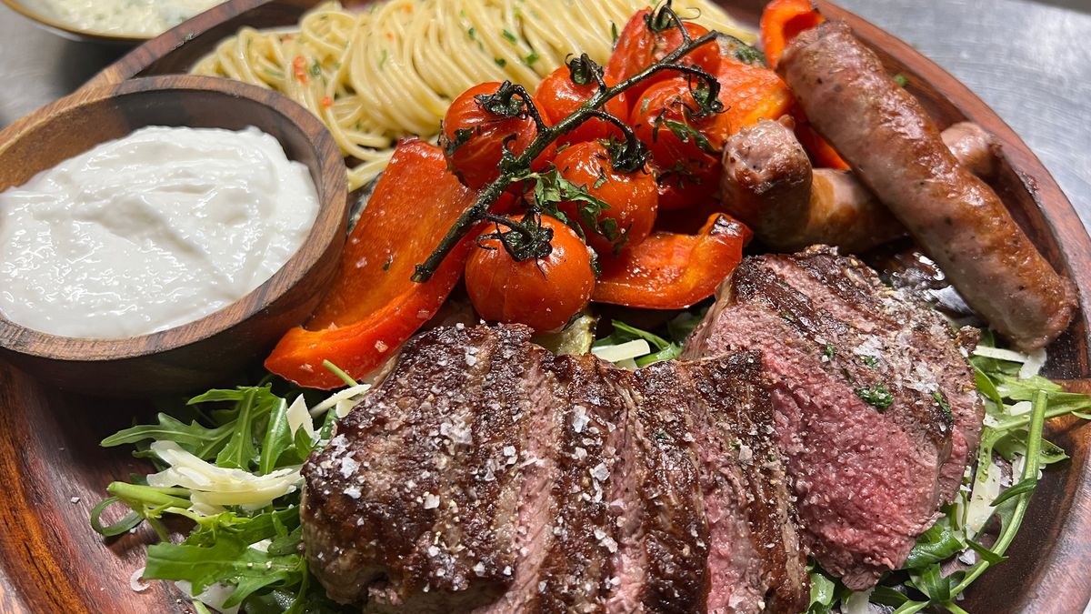 Sonrisas Platte: Spaghetti Aglio e olio, Risotto funghi, Tagliata vom argentinischen Rumpsteak, Antipastigemüse und Salsiccia