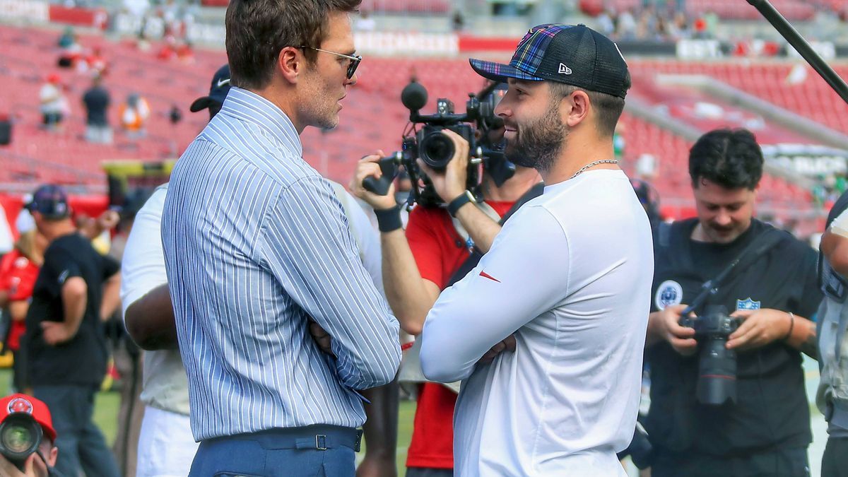 TAMPA, FL - SEPTEMBER 29: Former Tampa Bay Buccaneers Quarterback and Fox Commentator Tom Brady talks to Buccaneers Quarterback Baker Mayfield (6) before the game between the Philadelphia Eagles an...