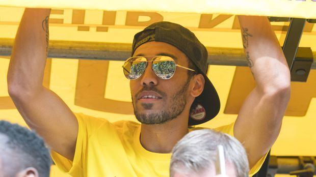 
                <strong>Pierre-Emerick Aubameyang</strong><br>
                Im Grunde ist der Gabuner eine offene Planstelle. Nachdem sich seine anvisierten Wechsel im Sommer vorerst zerschlagen haben, soll sich der chinesische Klub Tianjin Quanjian wieder verstärkt um den Torjäger bemühen. Das Transferfenster in China schließt am 14. Juli, bis dahin wird Aubameyang zum Training erwartet. Heißt: Entweder muss Bosz seinen Star bei Laune halten, sollte es mit einem Wechsel dann doch nichts werden. Oder: Ersatz muss her.
              