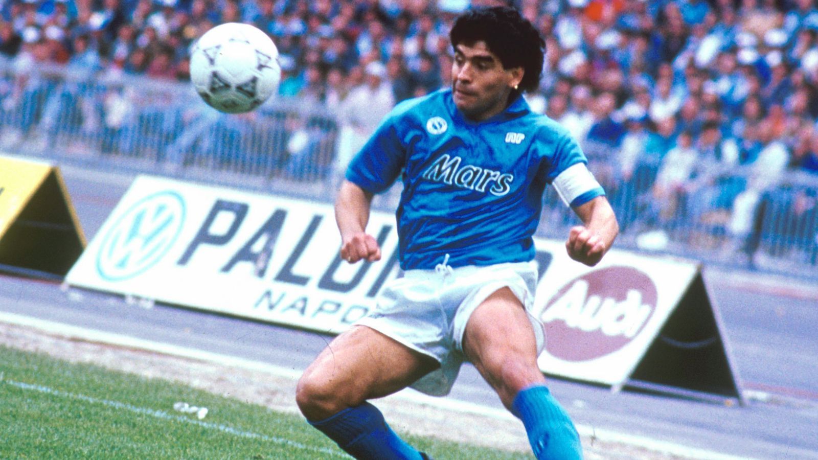 
                <strong>1984: Diego Maradona</strong><br>
                &#x2022; Ablösesumme: zwölf Millionen Euro<br>&#x2022; Aufnehmender Verein: SSC Neapel<br>&#x2022; Abgebender Verein: FC Barcelona<br>
              