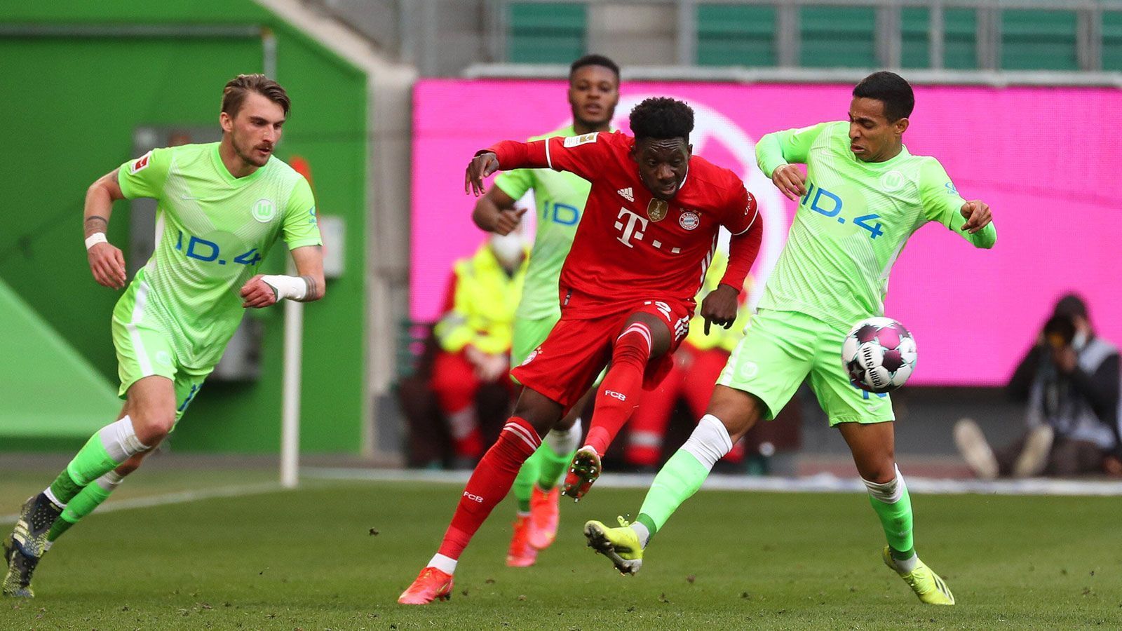 
                <strong>Alphonso Davies</strong><br>
                Mit einem furiosen Dribbling auf dem linken Flügel vorbei an Baku und Mbabu bereitet er Musialas ersten Treffer sehenswert vor. Defensiv hält er seine Seite weitestgehend schadlos. Ein klarer Aufwärtstrend des Kanadiers. ran-Note: 2
              