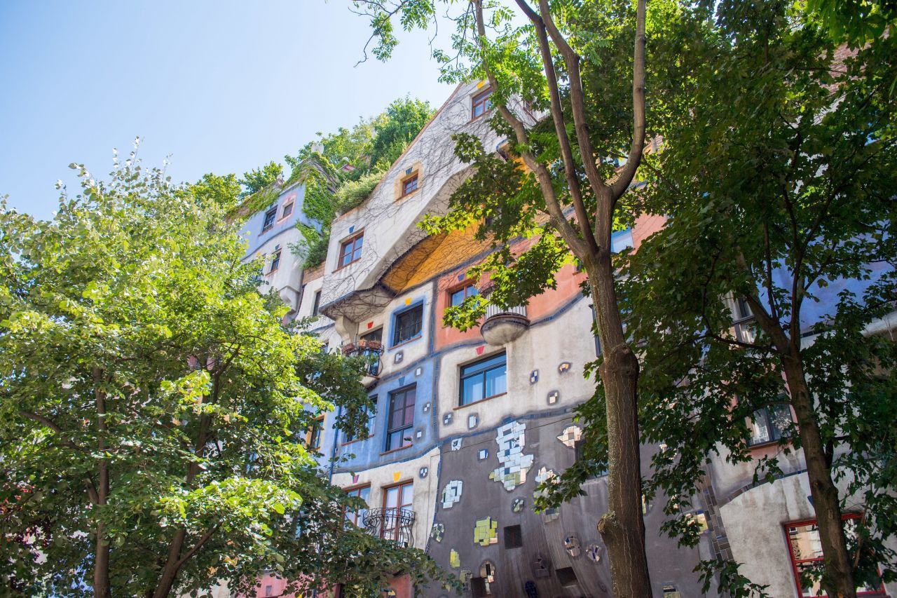 Ecke Kegel-/Löwengasse: Dort steht das berühmte bunte Hundertwasserhaus, aus dem üppiges Grün sprießt. Entworfen hat es der Österreicher Friedensreich Hundertwasser, erbaut wurde es in den 1980ern. Im Café im Erdgeschoss kann man sich einen Film angucken, in dem der Künstler durch "sein" Haus führt. Gegenüber befindet sich das "Hundertwasser Village", ein Einkaufszentrum mit Galerie, Bar und kleinem Wald. 