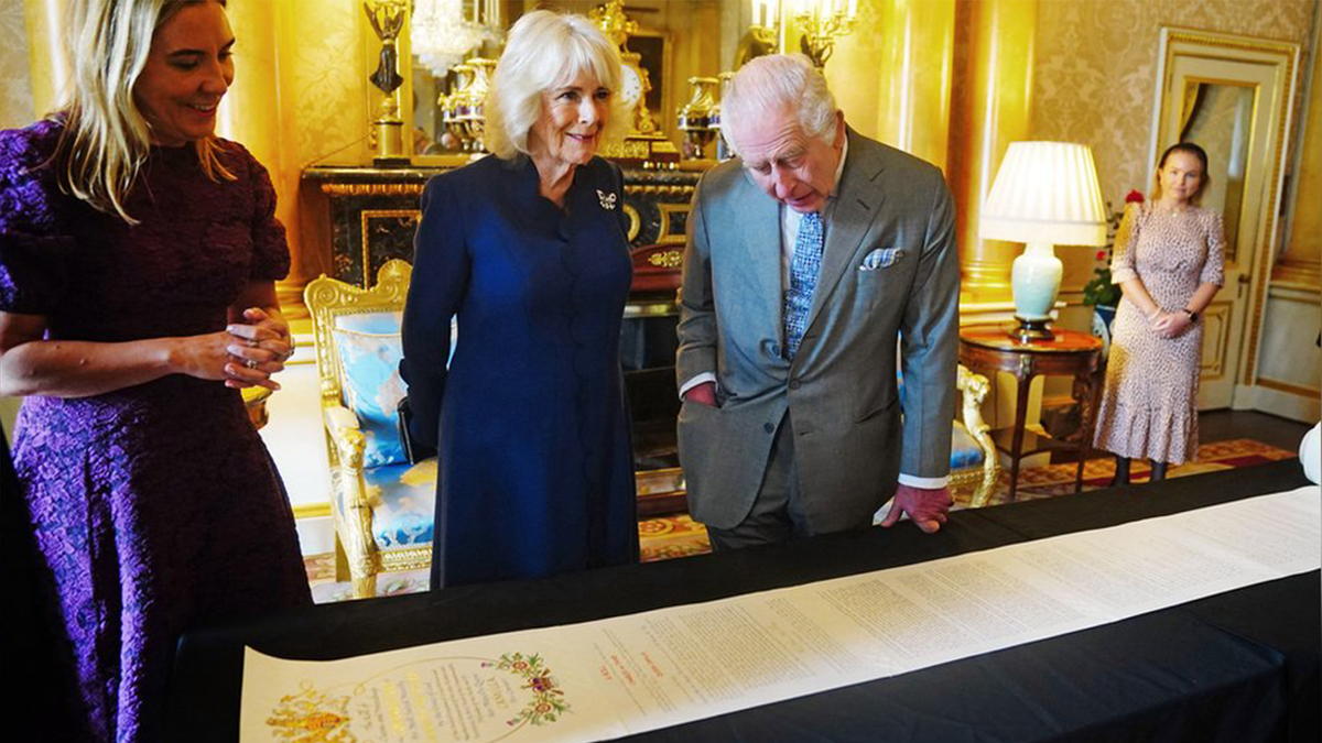 Die "Coronation Roll", die Krönungsurkunde von König Charles III. und Königin Camilla, wird dem Königspaar im Buckingham-Palast präsentiert.