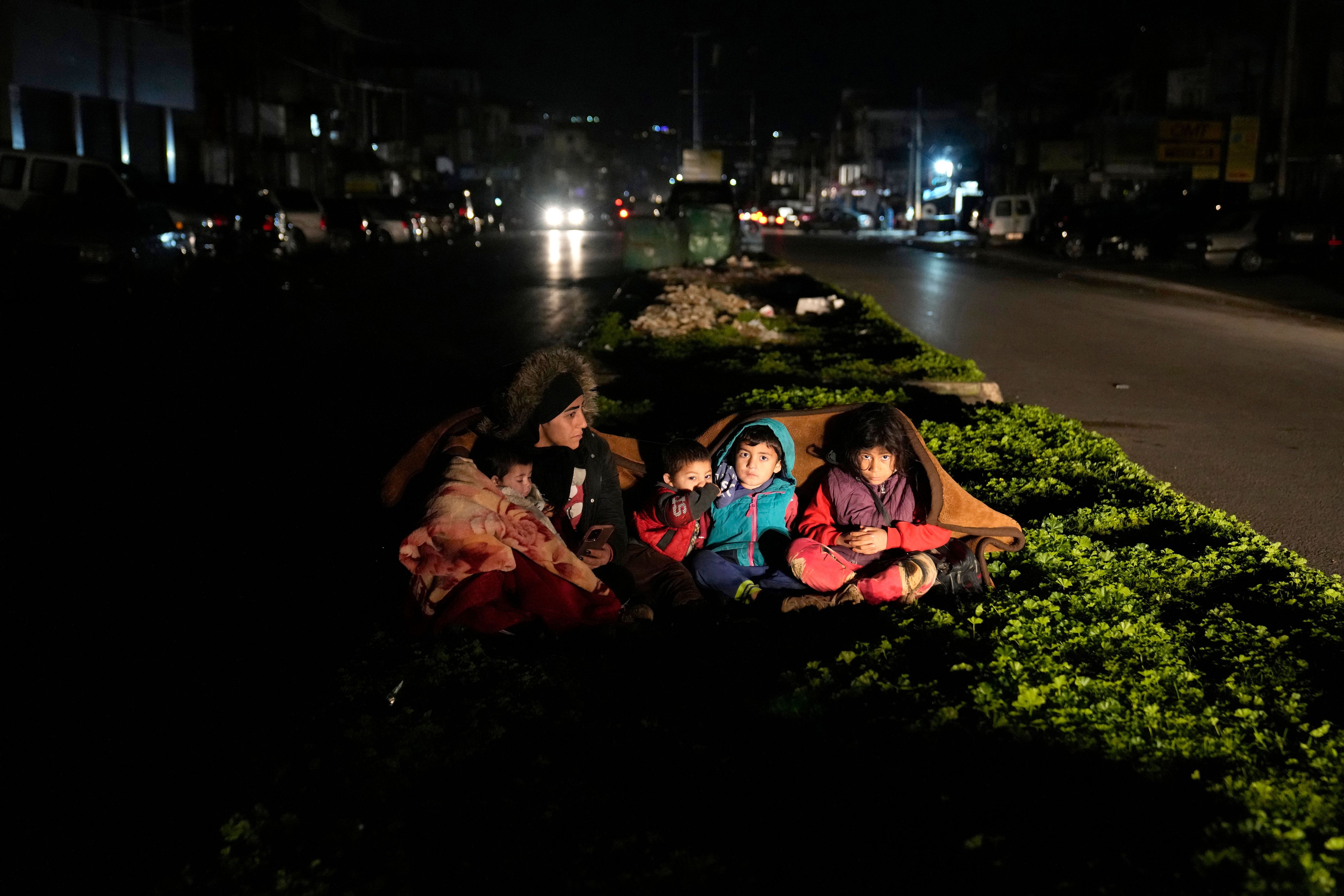 Eine Familie, die vor dem Krieg in Syrien geflohen ist und in Beirut lebt, sitzt nach dem Erdbeben, das die benachbarte Türkei erschütterte, vor ihrem Haus im Süden von Beirut. 