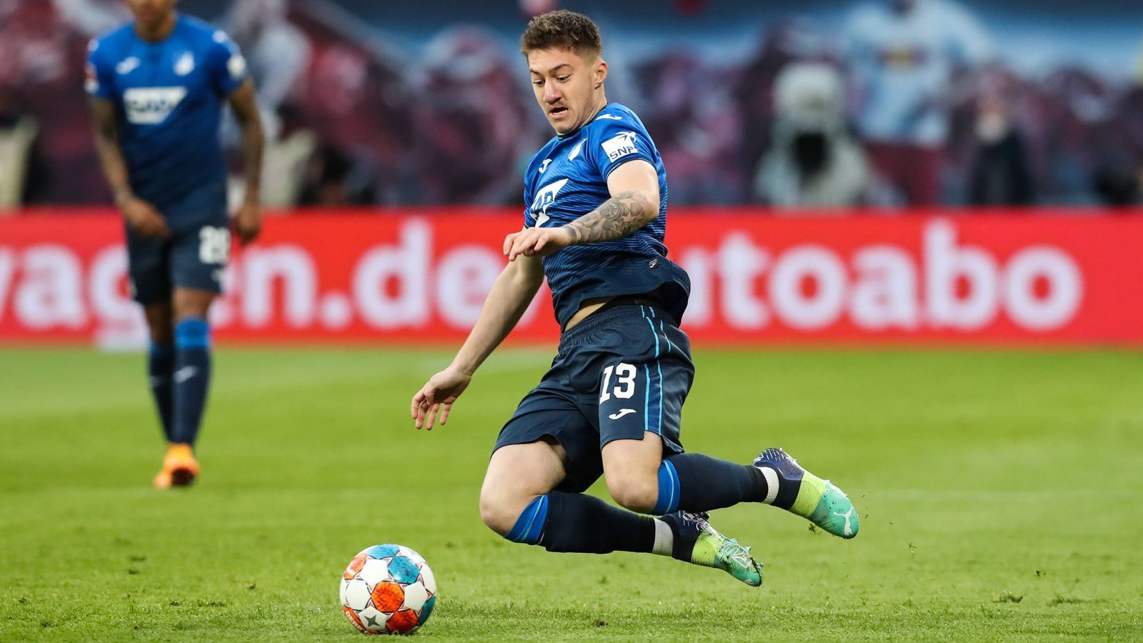 
                <strong>TSG Hoffenheim: Angelo Stiller</strong><br>
                Sieben Millionen Euro beträgt der Marktwert Angelo Stillers laut "transfermarkt.de" mittlerweile. Grund dafür: Das Bayern-Eigengewächs spielte eine tragende Rolle bei den Kraichgauern und ist mittlerweile auch U21-Nationalspieler Deutschlands. Der Sechser verbuchte obendrauf sogar vier Scorer-Punkte in der Bundesliga und wird auch unter Andre Breitenreiter wohl weiter im Mittelfeld der TSG auflaufen.
              