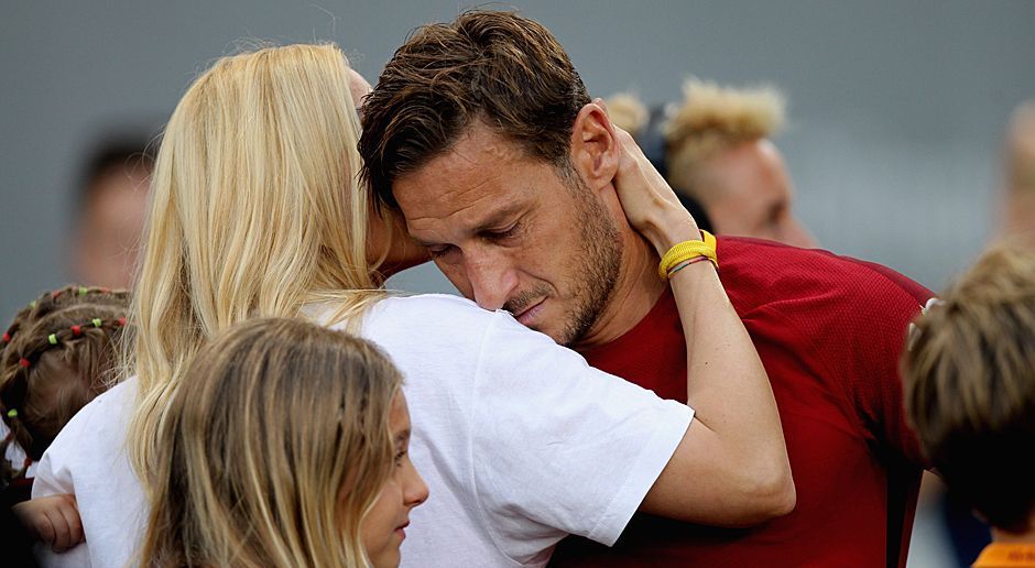 
                <strong>Der tränenreiche Abschied das Francesco Totti</strong><br>
                Zum Glück ist seine Ehefrau Ilary Blasi an seiner Seite. Das Modell leiht dem beinharten Kicker eine starke Schulter.
              