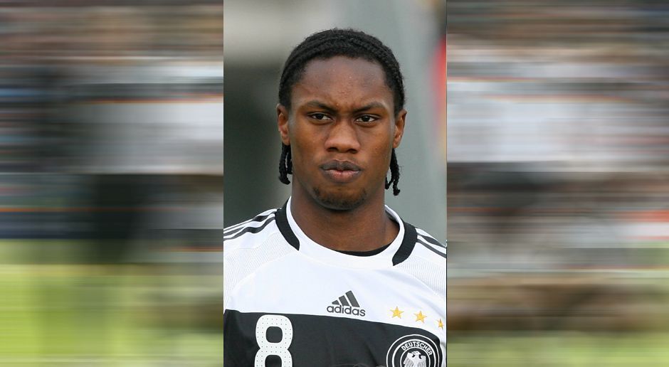 
                <strong>Reinhold Yabo</strong><br>
                Mittelfeld - Reinhold Yabo: Der 1. FC Köln war für Reinhold Yabo zwölf Jahre lang seine Heimat. 2013 verschlug es ihn zum Karlsruher SC. In der vergangenen Spielzeit wechselte er zu Red Bull Salzburg, wo er nach einer Halbjahres-Leihe zu Arminia Bielefeld in der aktuellen Saison auch wieder die Schuhe schnürt.
              