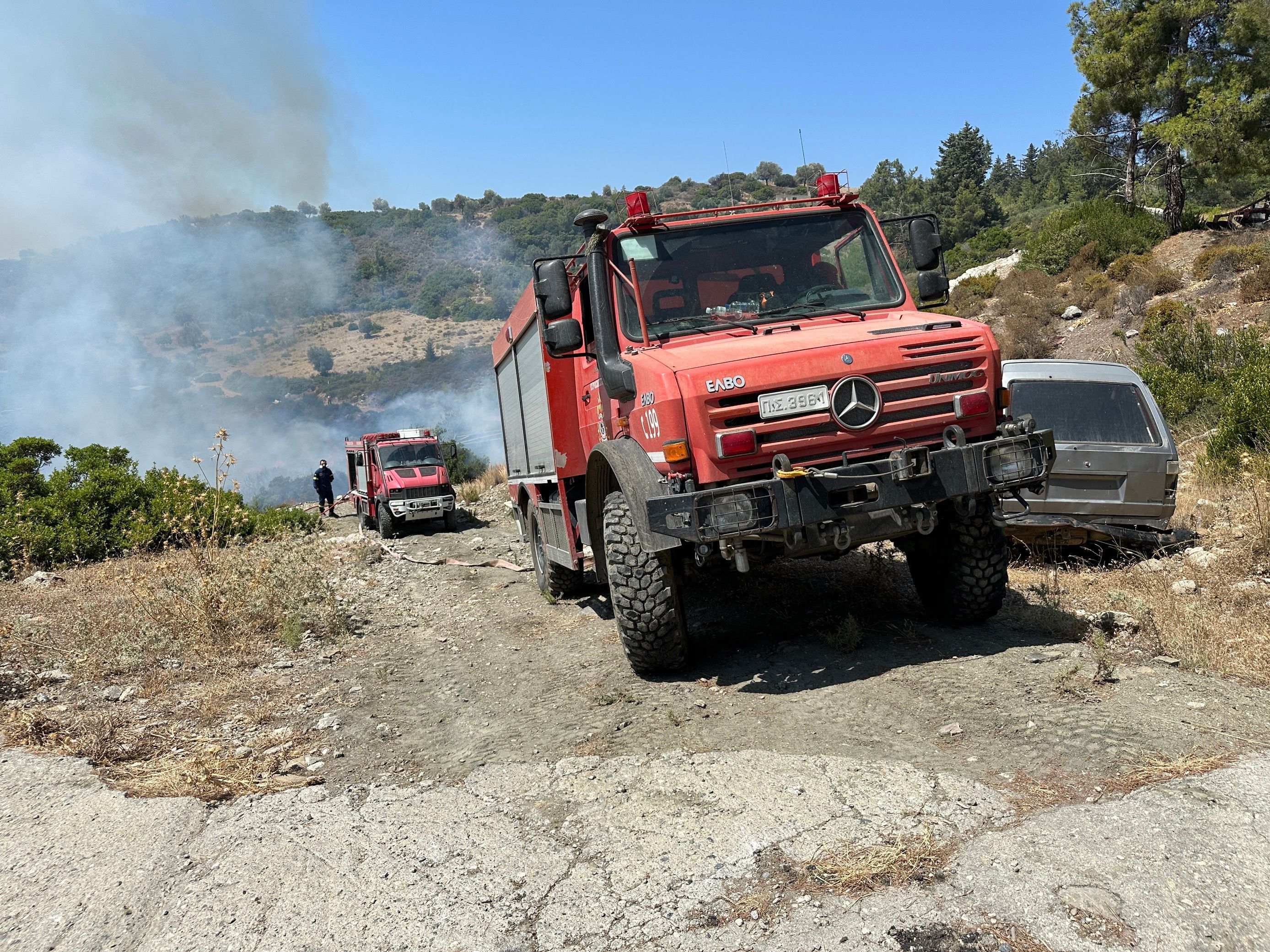 Feuerwehrfahrzeuge im Einsatz.